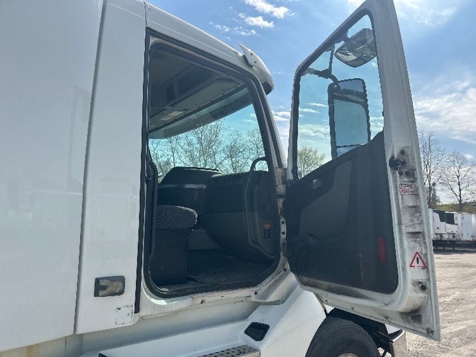 Day Cab Tractor-Heavy Duty Tractors-Volvo-2019-VNL64T300-Flower Mound-TX-333,094\n\t\tmiles-$ 52,250 - Image 12