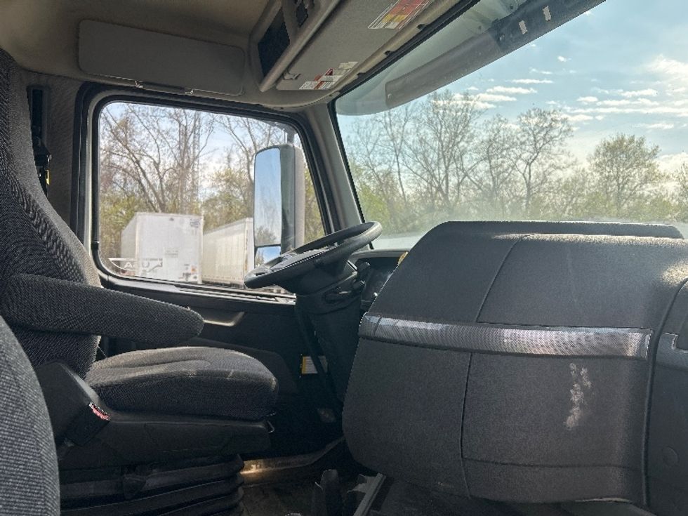 Day Cab Tractor-Heavy Duty Tractors-Volvo-2019-VNL64T300-Flower Mound-TX-333,094\n\t\tmiles-$ 52,250 - Image 14