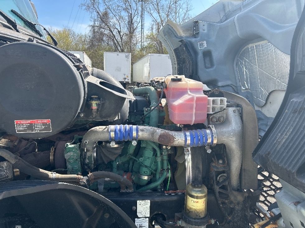 Day Cab Tractor-Heavy Duty Tractors-Volvo-2019-VNL64T300-Flower Mound-TX-333,094\n\t\tmiles-$ 52,250 - Image 15