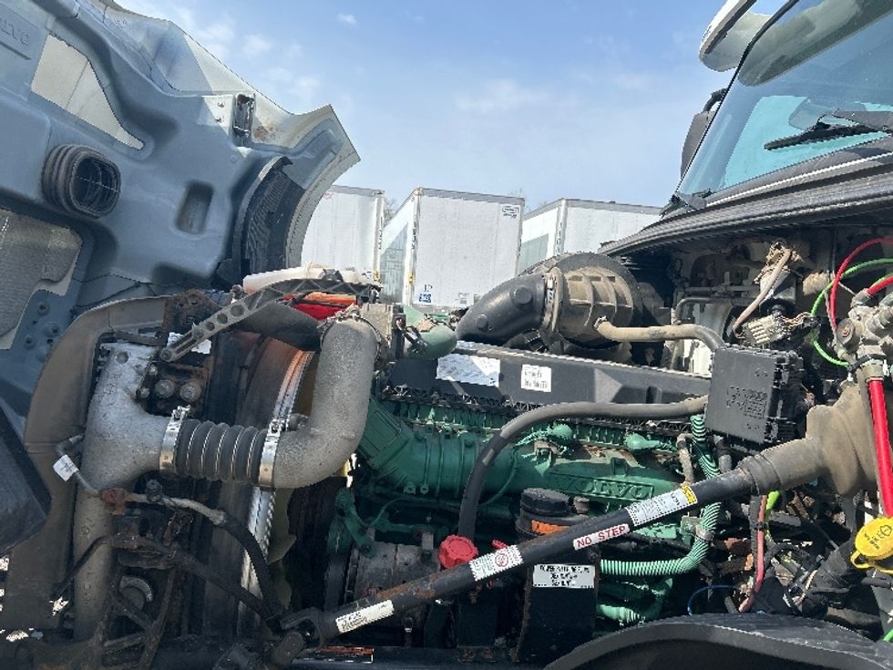 Day Cab Tractor-Heavy Duty Tractors-Volvo-2019-VNL64T300-Flower Mound-TX-333,094\n\t\tmiles-$ 52,250 - Image 16
