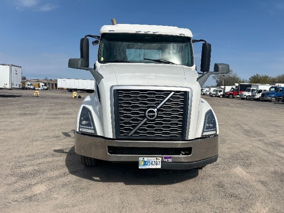 Day Cab Tractor-Heavy Duty Tractors-Volvo-2019-VNL64T300-Flower Mound-TX-333,094\n\t\tmiles-$ 52,250 - Image 2