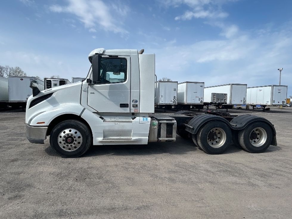 Day Cab Tractor-Heavy Duty Tractors-Volvo-2019-VNL64T300-Flower Mound-TX-333,094\n\t\tmiles-$ 52,250 - Image 4
