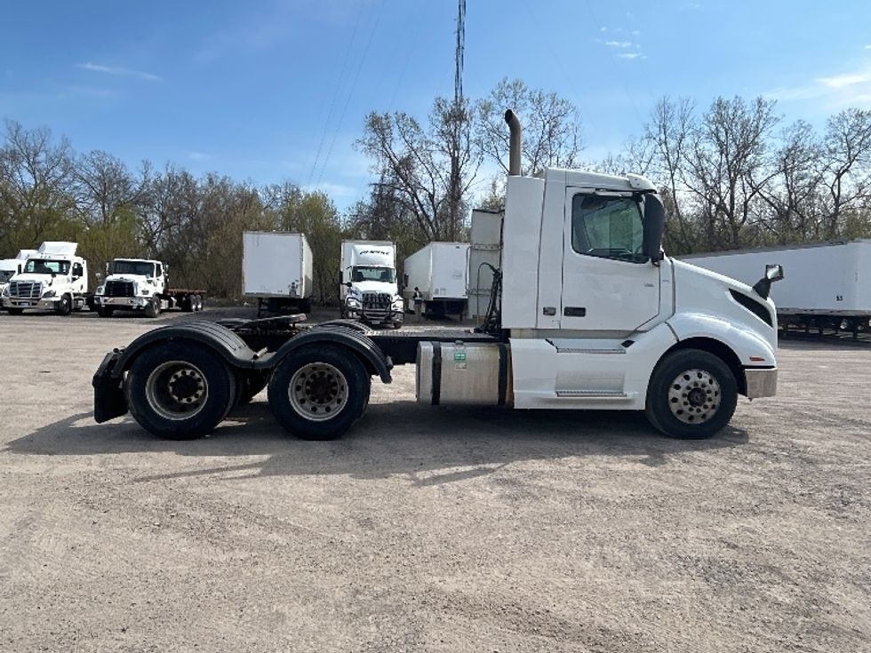 Day Cab Tractor-Heavy Duty Tractors-Volvo-2019-VNL64T300-Flower Mound-TX-333,094\n\t\tmiles-$ 52,250 - Image 8