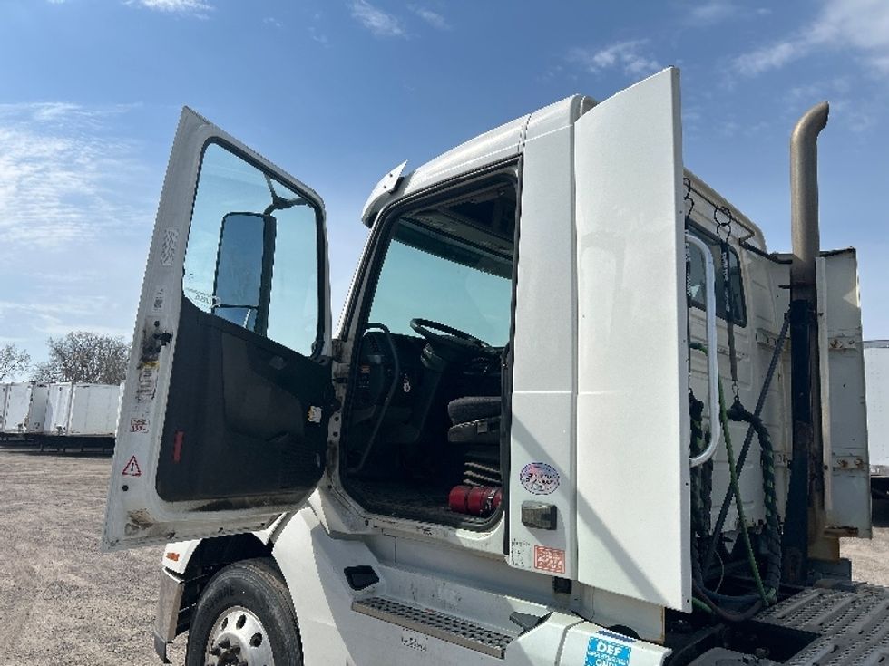 Day Cab Tractor-Heavy Duty Tractors-Volvo-2019-VNL64T300-Flower Mound-TX-333,094\n\t\tmiles-$ 52,250 - Image 9