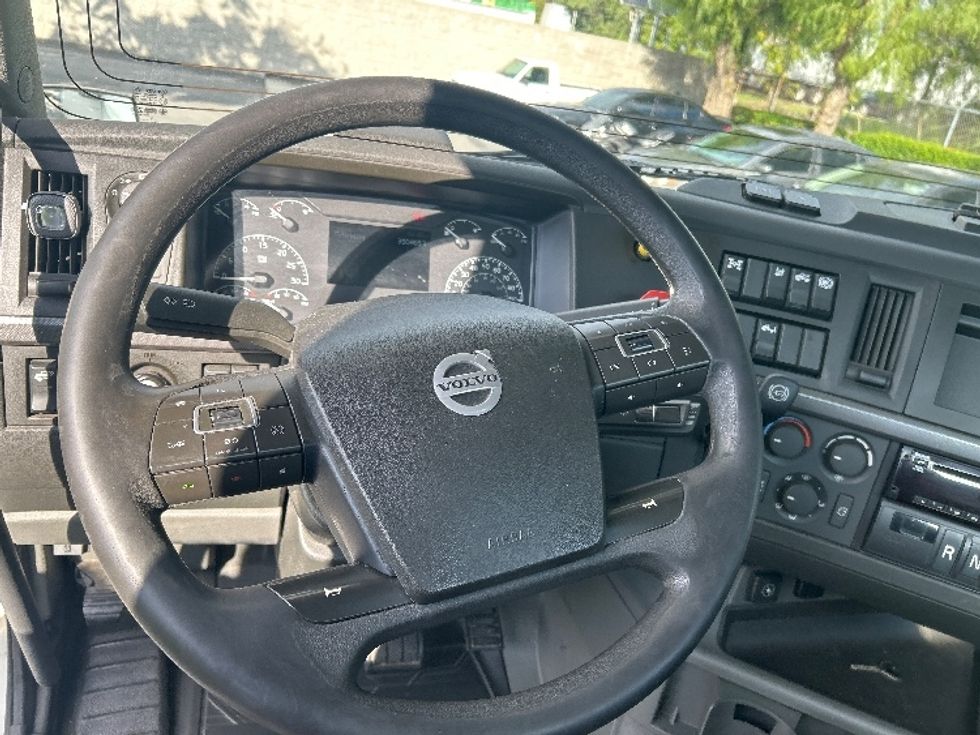 Day Cab Tractor-Heavy Duty Tractors-Volvo-2019-VNL64T300-Fontana-CA-390,868\n\t\tmiles-$ 43,750 - Image 11