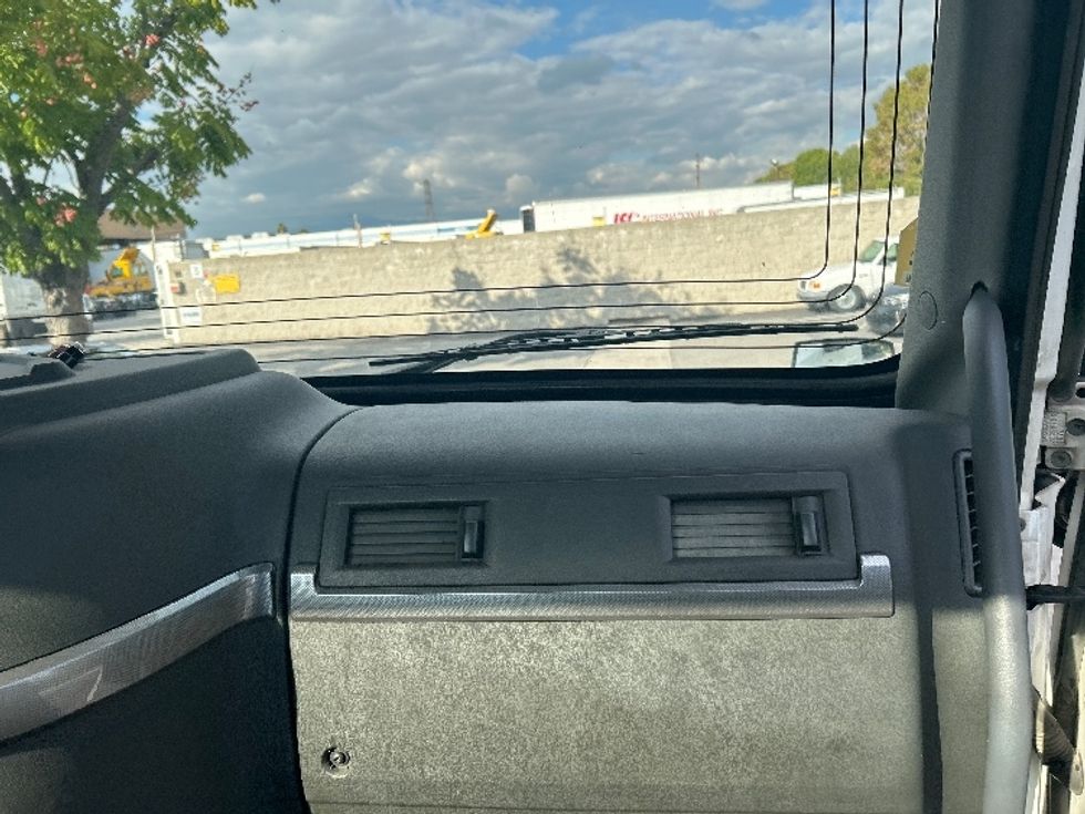 Day Cab Tractor-Heavy Duty Tractors-Volvo-2019-VNL64T300-Fontana-CA-390,868\n\t\tmiles-$ 43,750 - Image 13