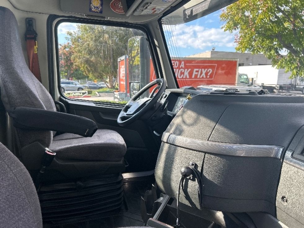 Day Cab Tractor-Heavy Duty Tractors-Volvo-2019-VNL64T300-Fontana-CA-390,868\n\t\tmiles-$ 43,750 - Image 14