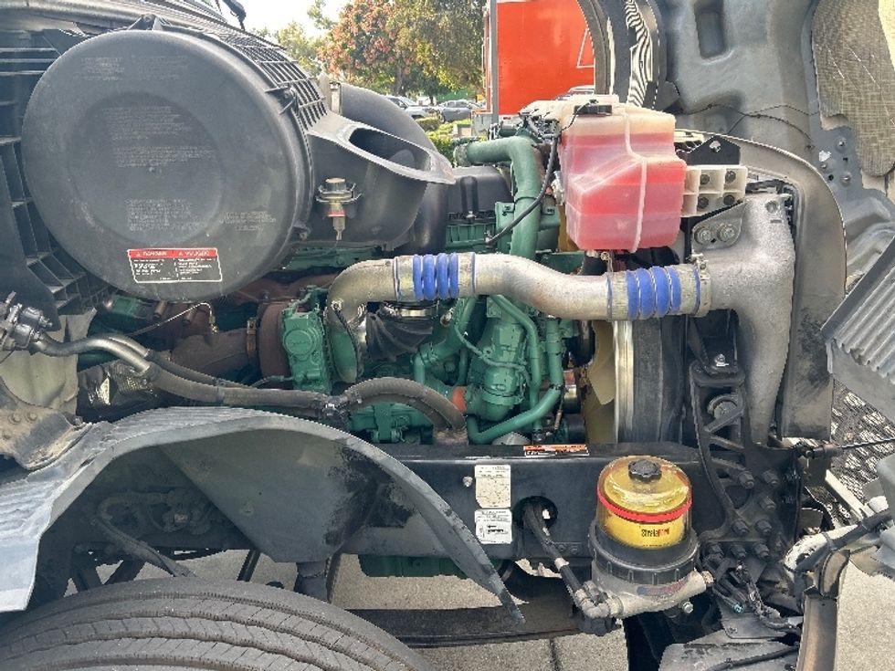 Day Cab Tractor-Heavy Duty Tractors-Volvo-2019-VNL64T300-Fontana-CA-390,868\n\t\tmiles-$ 43,750 - Image 15