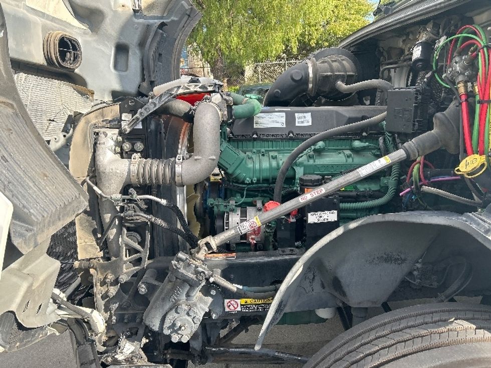 Day Cab Tractor-Heavy Duty Tractors-Volvo-2019-VNL64T300-Fontana-CA-390,868\n\t\tmiles-$ 43,750 - Image 16
