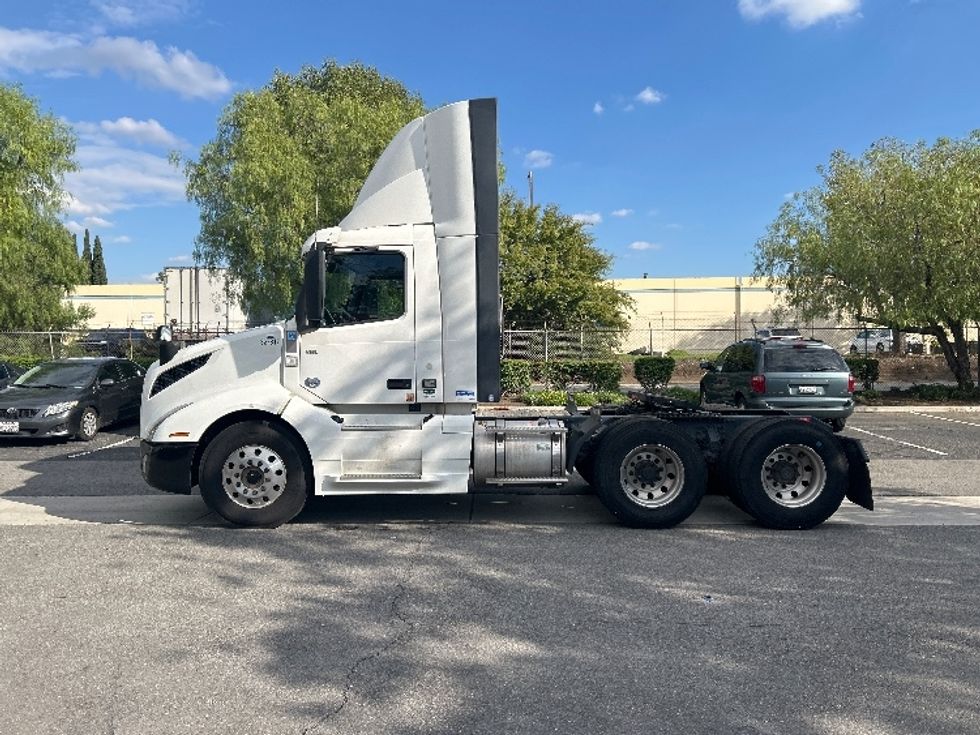 Day Cab Tractor-Heavy Duty Tractors-Volvo-2019-VNL64T300-Fontana-CA-390,868\n\t\tmiles-$ 43,750 - Image 4