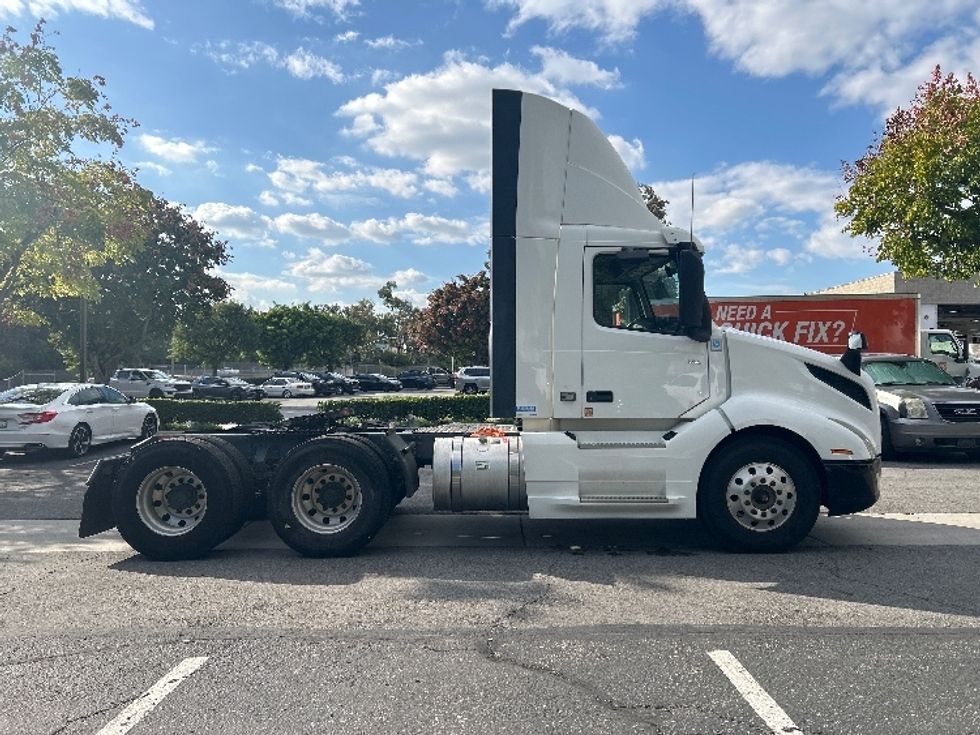 Day Cab Tractor-Heavy Duty Tractors-Volvo-2019-VNL64T300-Fontana-CA-390,868\n\t\tmiles-$ 43,750 - Image 8