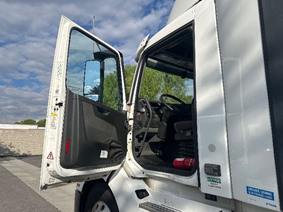 Day Cab Tractor-Heavy Duty Tractors-Volvo-2019-VNL64T300-Fontana-CA-390,868\n\t\tmiles-$ 43,750 - Image 9