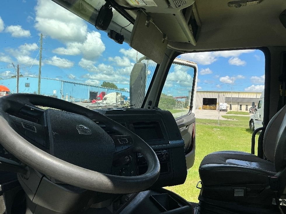Day Cab Tractor-Heavy Duty Tractors-Volvo-2019-VNL64T300-Garden City-GA-547,998\n\t\tmiles-$ 37,750 - Image 10