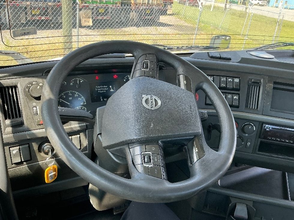 Day Cab Tractor-Heavy Duty Tractors-Volvo-2019-VNL64T300-Garden City-GA-547,998\n\t\tmiles-$ 37,750 - Image 11