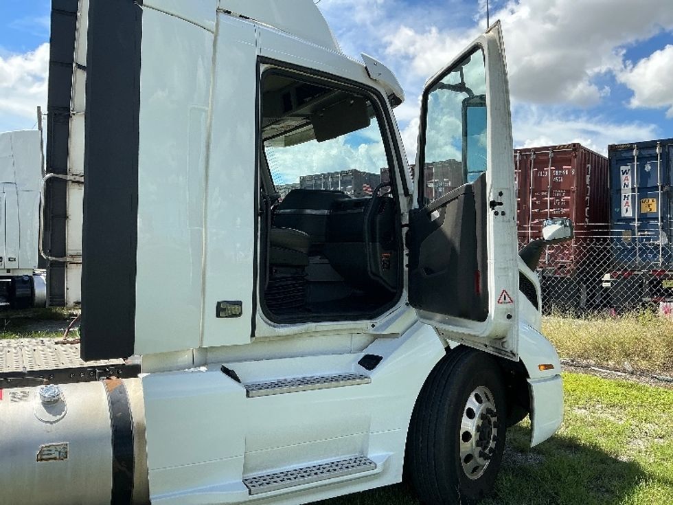 Day Cab Tractor-Heavy Duty Tractors-Volvo-2019-VNL64T300-Garden City-GA-547,998\n\t\tmiles-$ 37,750 - Image 12