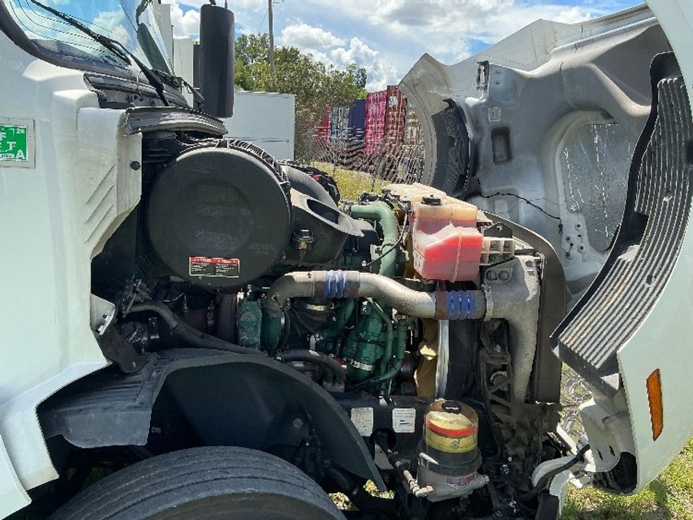 Day Cab Tractor-Heavy Duty Tractors-Volvo-2019-VNL64T300-Garden City-GA-547,998\n\t\tmiles-$ 37,750 - Image 14