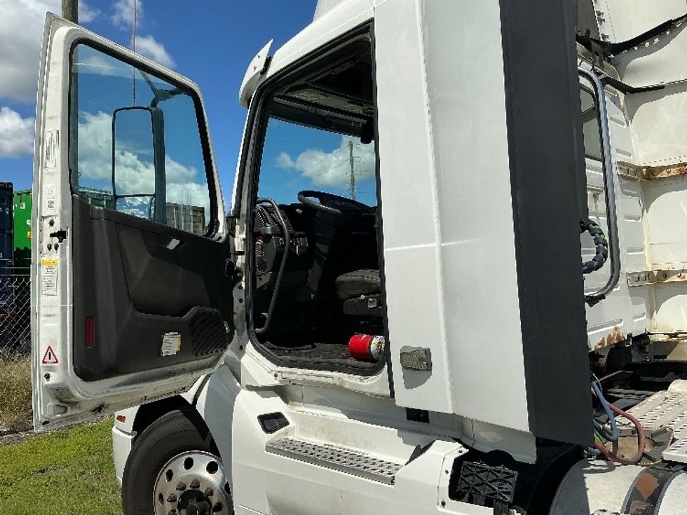 Day Cab Tractor-Heavy Duty Tractors-Volvo-2019-VNL64T300-Garden City-GA-547,998\n\t\tmiles-$ 37,750 - Image 9