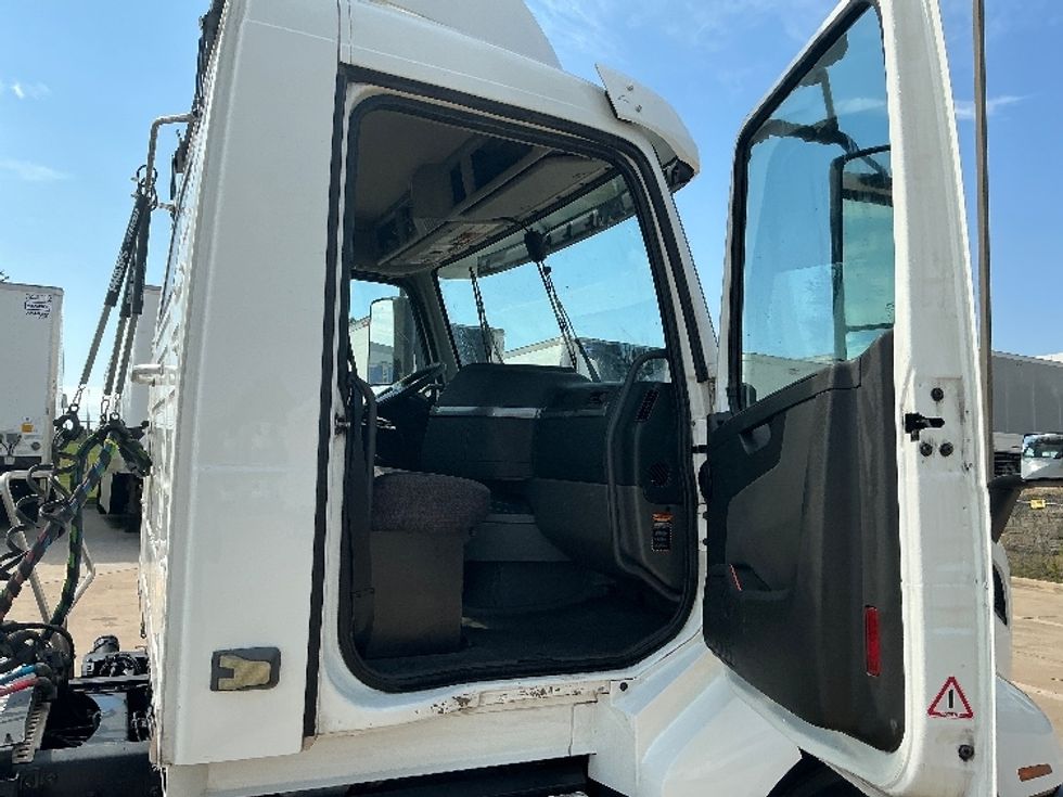 Day Cab Tractor-Heavy Duty Tractors-Volvo-2019-VNL64T300-Grand Prairie-TX-462,680\n\t\tmiles-$ 40,750 - Image 12