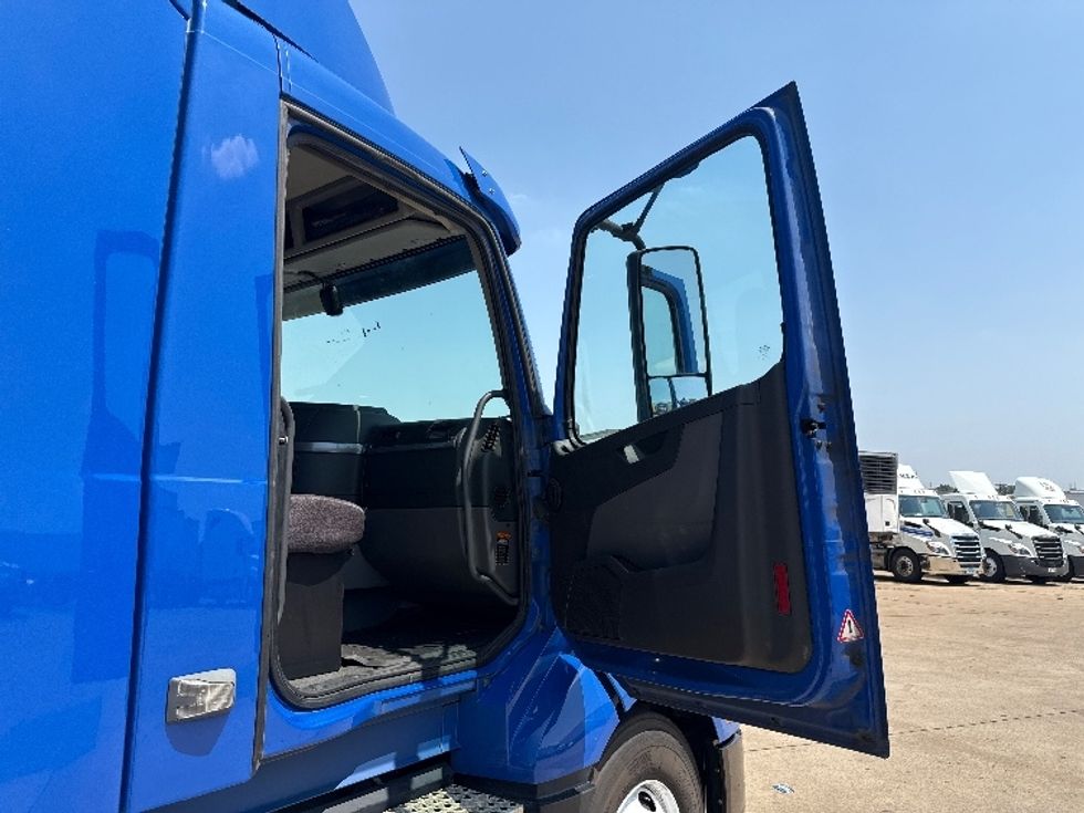 Day Cab Tractor-Heavy Duty Tractors-Volvo-2019-VNL64T300-Grand Prairie-TX-647,486\n\t\tmiles-$ 26,750 - Image 12