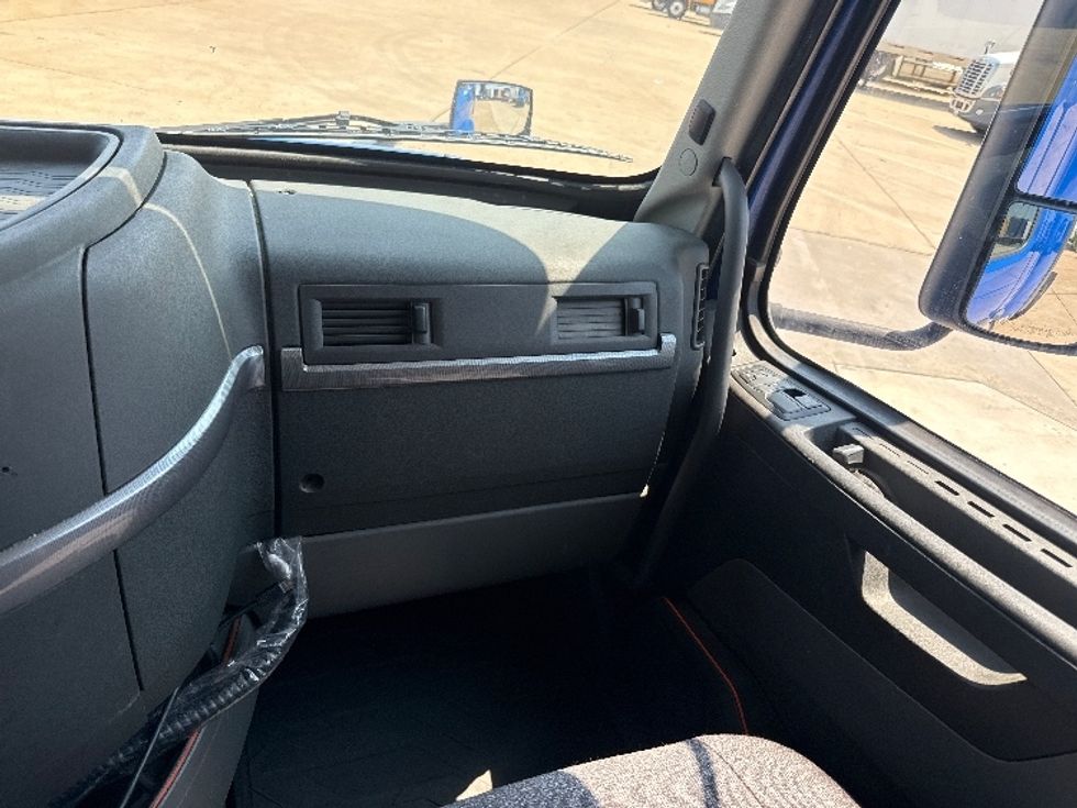 Day Cab Tractor-Heavy Duty Tractors-Volvo-2019-VNL64T300-Grand Prairie-TX-647,486\n\t\tmiles-$ 26,750 - Image 13