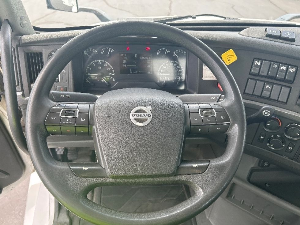Day Cab Tractor-Heavy Duty Tractors-Volvo-2019-VNL64T300-Greeley-CO-444,016\n\t\tmiles-$ 43,750 - Image 11