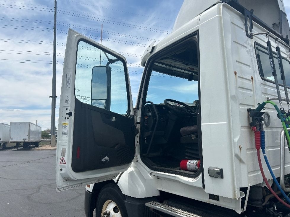 Day Cab Tractor-Heavy Duty Tractors-Volvo-2019-VNL64T300-Greeley-CO-444,016\n\t\tmiles-$ 43,750 - Image 9