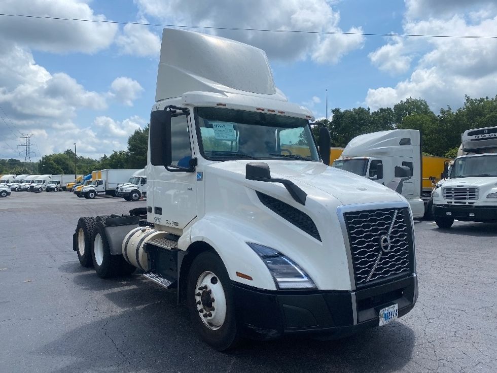 Day Cab Tractor-Heavy Duty Tractors-Volvo-2019-VNL64T300-Greensboro-NC-460,111\n\t\tmiles-$ 41,500 - Image 1