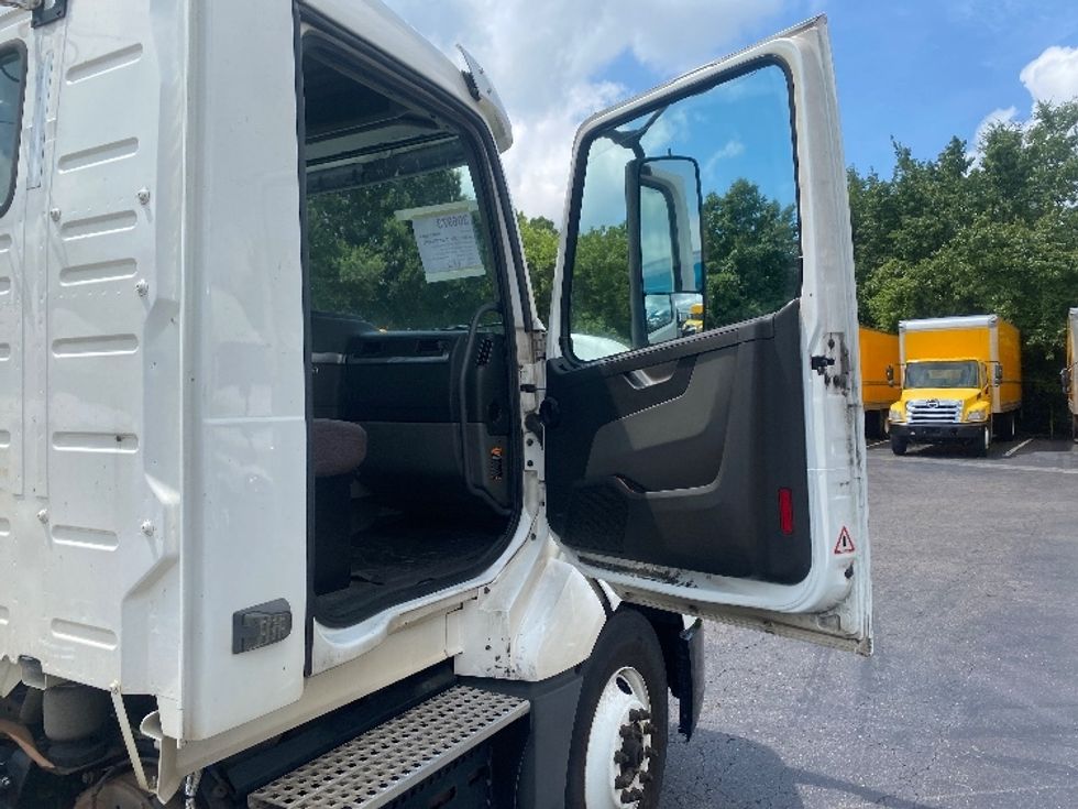 Day Cab Tractor-Heavy Duty Tractors-Volvo-2019-VNL64T300-Greensboro-NC-460,111\n\t\tmiles-$ 41,500 - Image 12