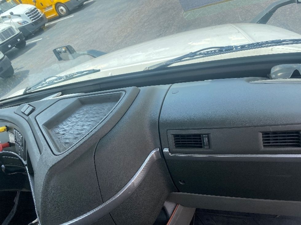 Day Cab Tractor-Heavy Duty Tractors-Volvo-2019-VNL64T300-Greensboro-NC-460,111\n\t\tmiles-$ 41,500 - Image 13