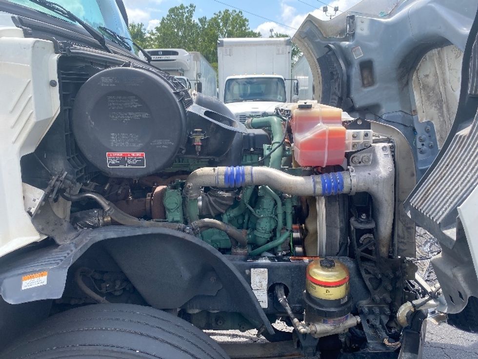 Day Cab Tractor-Heavy Duty Tractors-Volvo-2019-VNL64T300-Greensboro-NC-460,111\n\t\tmiles-$ 41,500 - Image 15