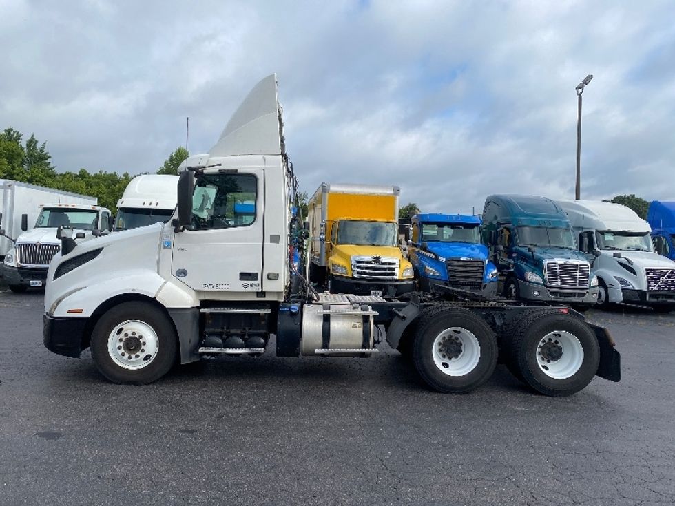 Day Cab Tractor-Heavy Duty Tractors-Volvo-2019-VNL64T300-Greensboro-NC-460,111\n\t\tmiles-$ 41,500 - Image 4