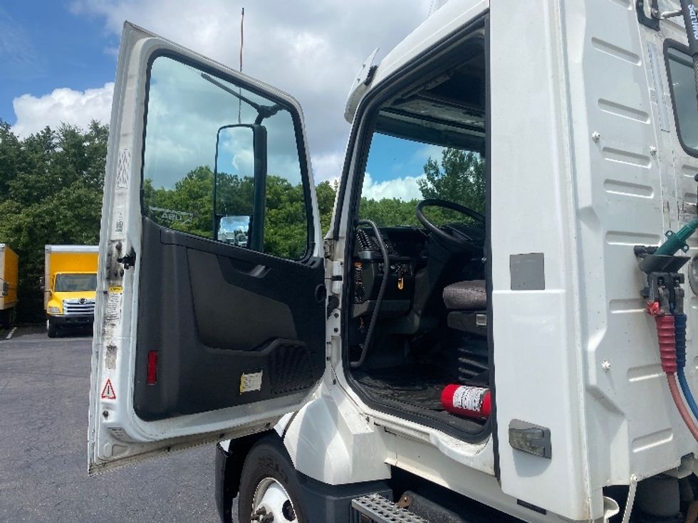 Day Cab Tractor-Heavy Duty Tractors-Volvo-2019-VNL64T300-Greensboro-NC-460,111\n\t\tmiles-$ 41,500 - Image 9
