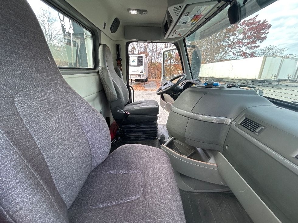 Day Cab Tractor-Heavy Duty Tractors-Volvo-2019-VNL64T300-Greensboro-NC-481,583\n\t\tmiles-$ 39,750 - Image 14
