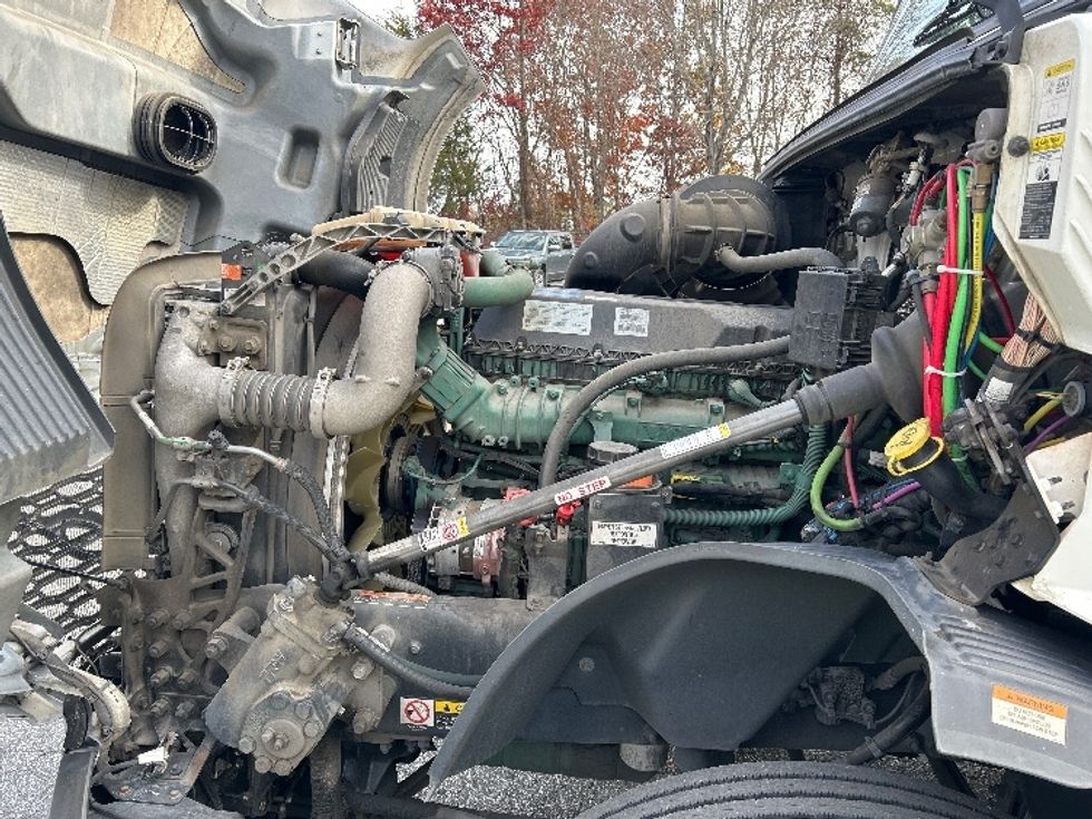 Day Cab Tractor-Heavy Duty Tractors-Volvo-2019-VNL64T300-Greensboro-NC-481,583\n\t\tmiles-$ 39,750 - Image 16