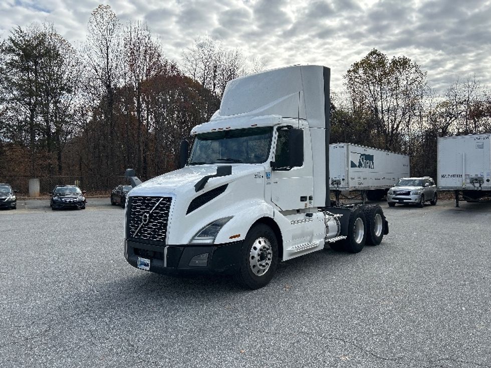 Day Cab Tractor-Heavy Duty Tractors-Volvo-2019-VNL64T300-Greensboro-NC-481,583\n\t\tmiles-$ 39,750 - Image 3