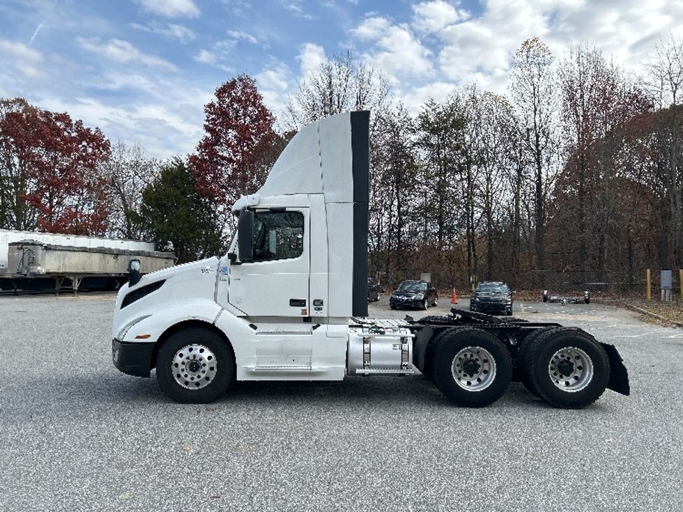 Day Cab Tractor-Heavy Duty Tractors-Volvo-2019-VNL64T300-Greensboro-NC-481,583\n\t\tmiles-$ 39,750 - Image 4