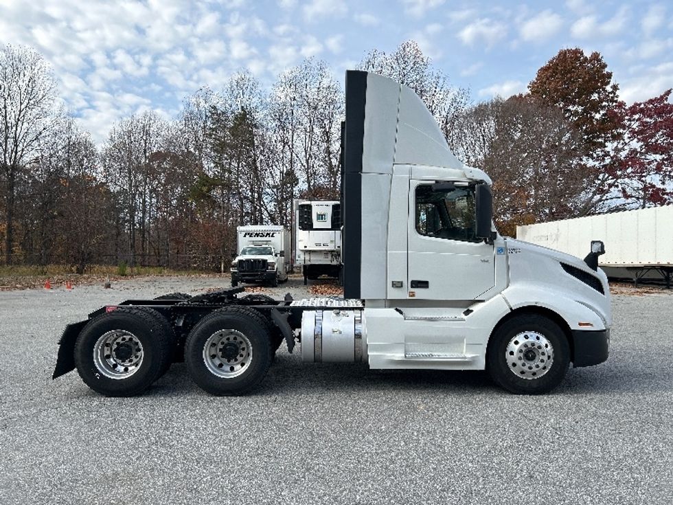 Day Cab Tractor-Heavy Duty Tractors-Volvo-2019-VNL64T300-Greensboro-NC-481,583\n\t\tmiles-$ 39,750 - Image 8