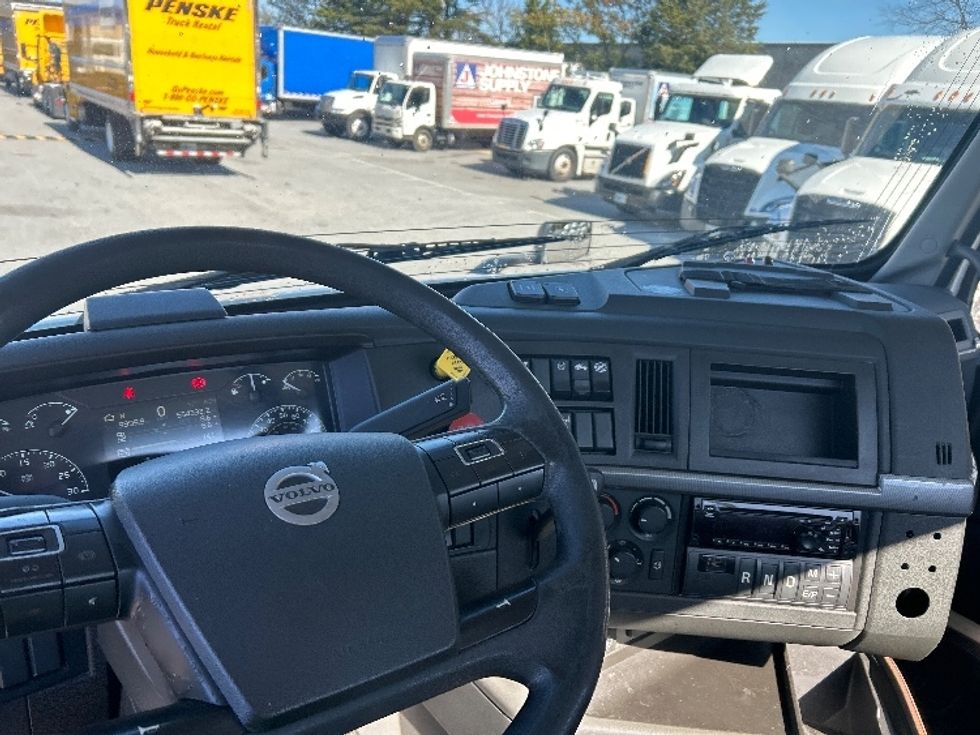 Day Cab Tractor-Heavy Duty Tractors-Volvo-2019-VNL64T300-Greensboro-NC-554,332\n\t\tmiles-$ 33,500 - Image 10