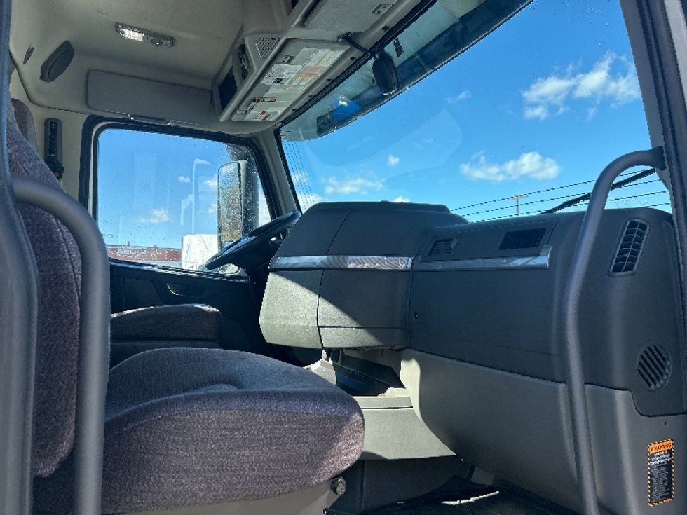 Day Cab Tractor-Heavy Duty Tractors-Volvo-2019-VNL64T300-Greensboro-NC-554,332\n\t\tmiles-$ 33,500 - Image 12