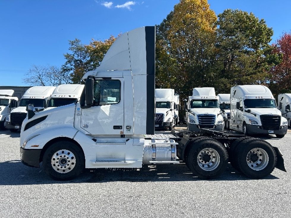 Day Cab Tractor-Heavy Duty Tractors-Volvo-2019-VNL64T300-Greensboro-NC-554,332\n\t\tmiles-$ 33,500 - Image 4