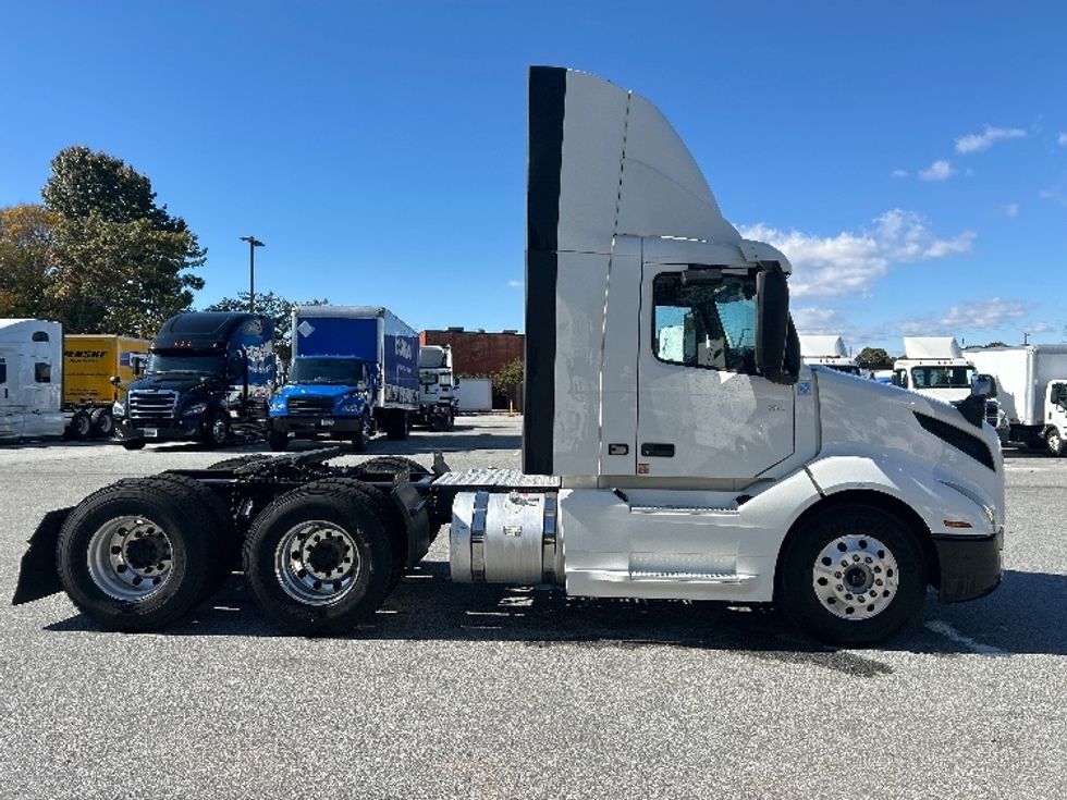 Day Cab Tractor-Heavy Duty Tractors-Volvo-2019-VNL64T300-Greensboro-NC-554,332\n\t\tmiles-$ 33,500 - Image 8