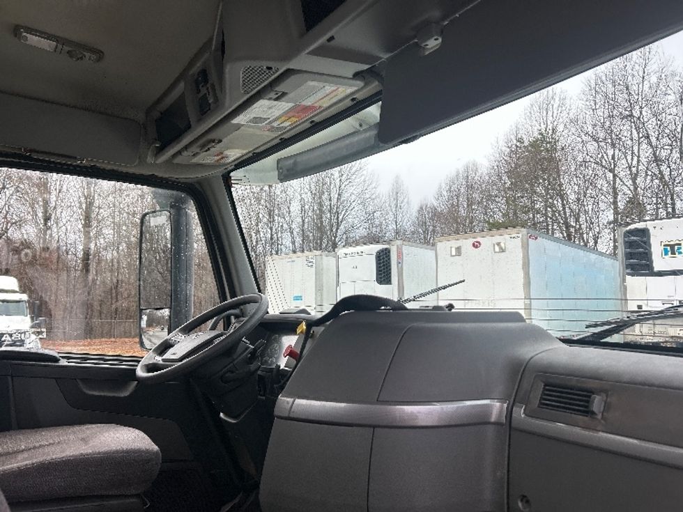 Day Cab Tractor-Heavy Duty Tractors-Volvo-2019-VNL64T300-Greensboro-NC-597,025\n\t\tmiles-$ 35,750 - Image 12