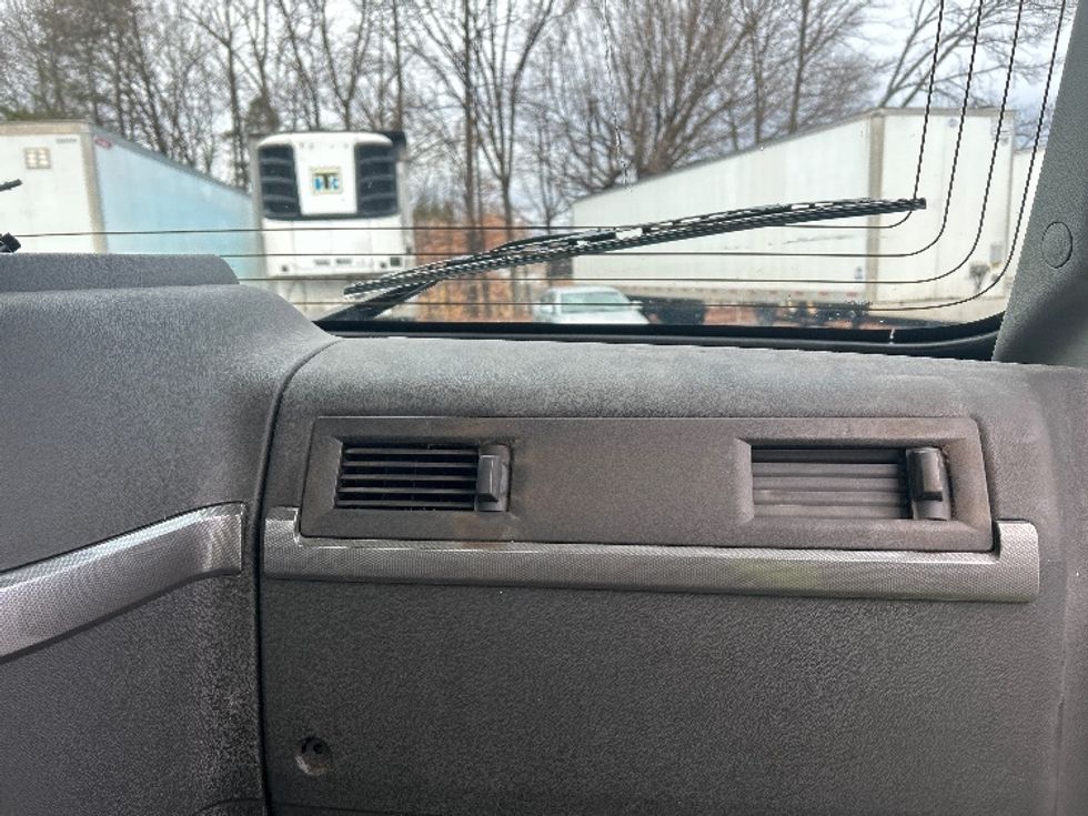 Day Cab Tractor-Heavy Duty Tractors-Volvo-2019-VNL64T300-Greensboro-NC-597,025\n\t\tmiles-$ 35,750 - Image 13