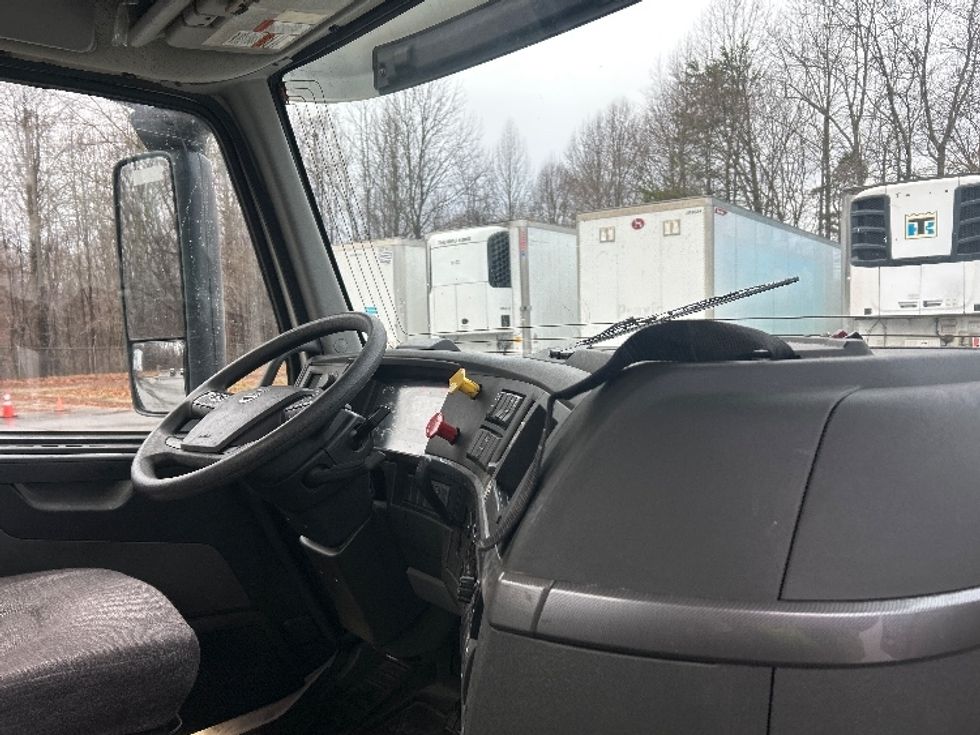 Day Cab Tractor-Heavy Duty Tractors-Volvo-2019-VNL64T300-Greensboro-NC-597,025\n\t\tmiles-$ 35,750 - Image 14