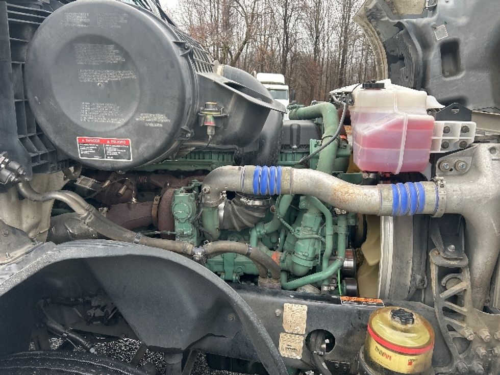 Day Cab Tractor-Heavy Duty Tractors-Volvo-2019-VNL64T300-Greensboro-NC-597,025\n\t\tmiles-$ 35,750 - Image 15