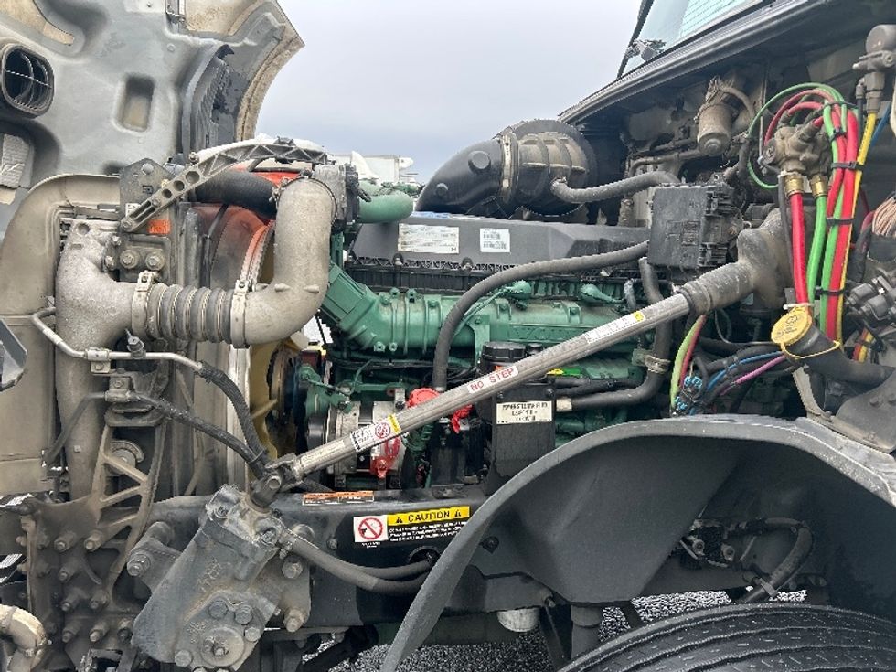 Day Cab Tractor-Heavy Duty Tractors-Volvo-2019-VNL64T300-Greensboro-NC-597,025\n\t\tmiles-$ 35,750 - Image 16