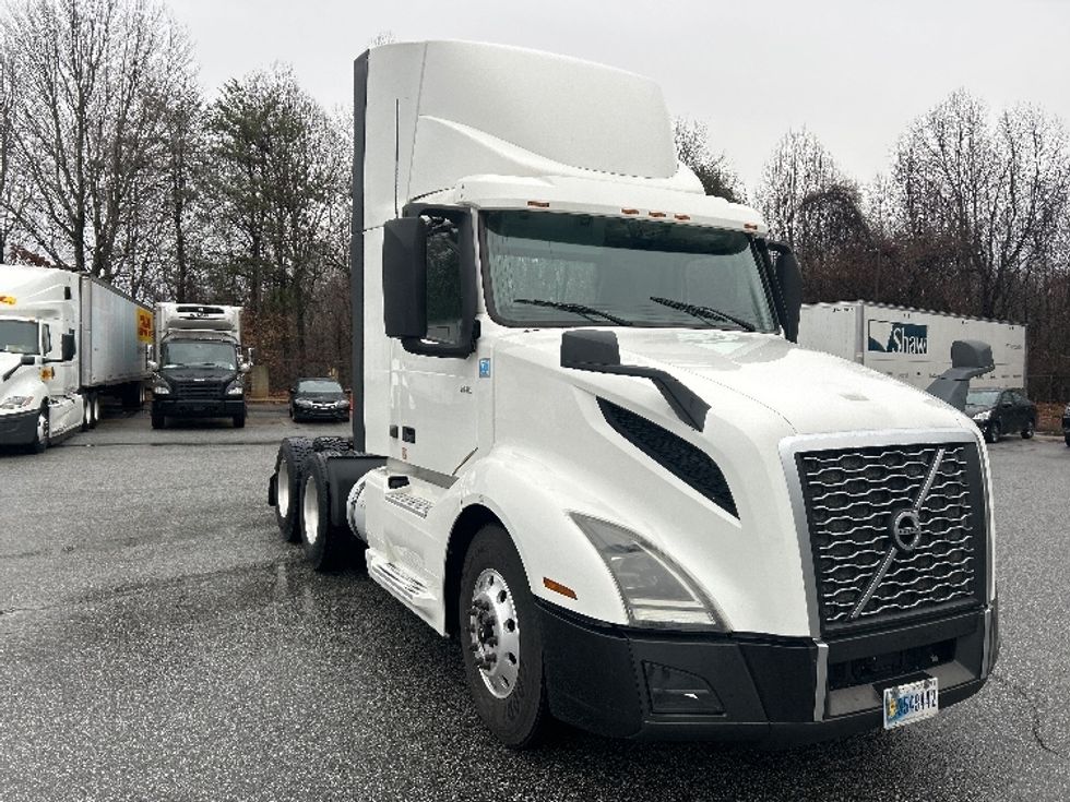 Day Cab Tractor-Heavy Duty Tractors-Volvo-2019-VNL64T300-Greensboro-NC-597,025\n\t\tmiles-$ 35,750 - Image 3