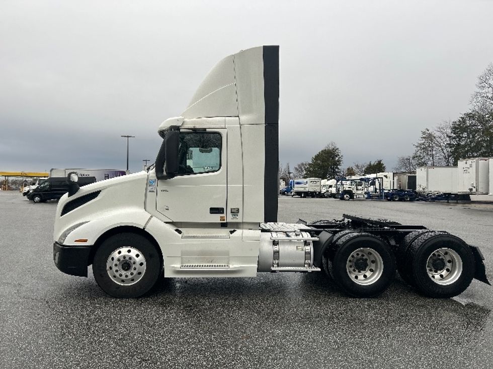 Day Cab Tractor-Heavy Duty Tractors-Volvo-2019-VNL64T300-Greensboro-NC-597,025\n\t\tmiles-$ 35,750 - Image 4