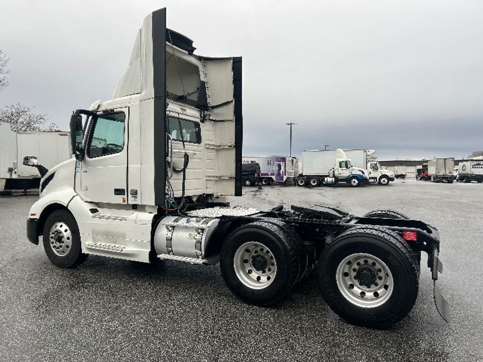 Day Cab Tractor-Heavy Duty Tractors-Volvo-2019-VNL64T300-Greensboro-NC-597,025\n\t\tmiles-$ 35,750 - Image 5
