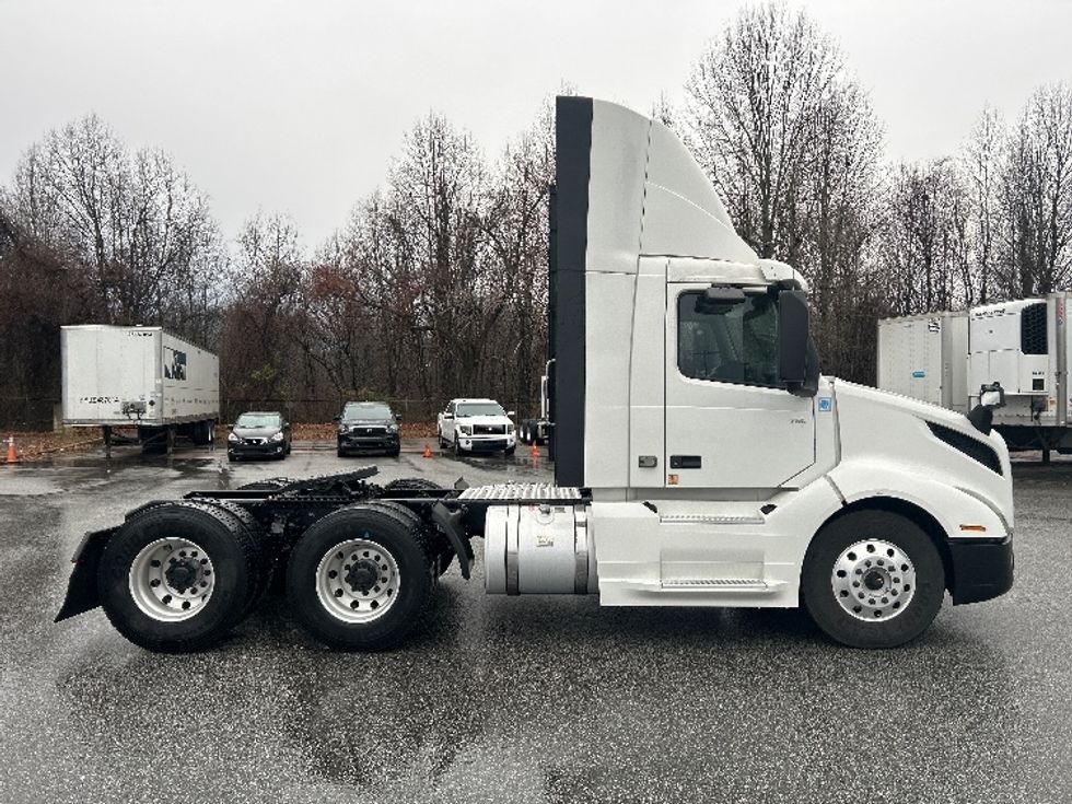 Day Cab Tractor-Heavy Duty Tractors-Volvo-2019-VNL64T300-Greensboro-NC-597,025\n\t\tmiles-$ 35,750 - Image 8